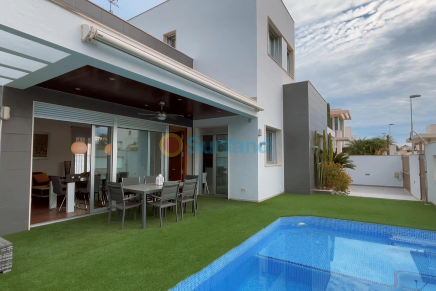 Resale - Villa - Mil Palmeras