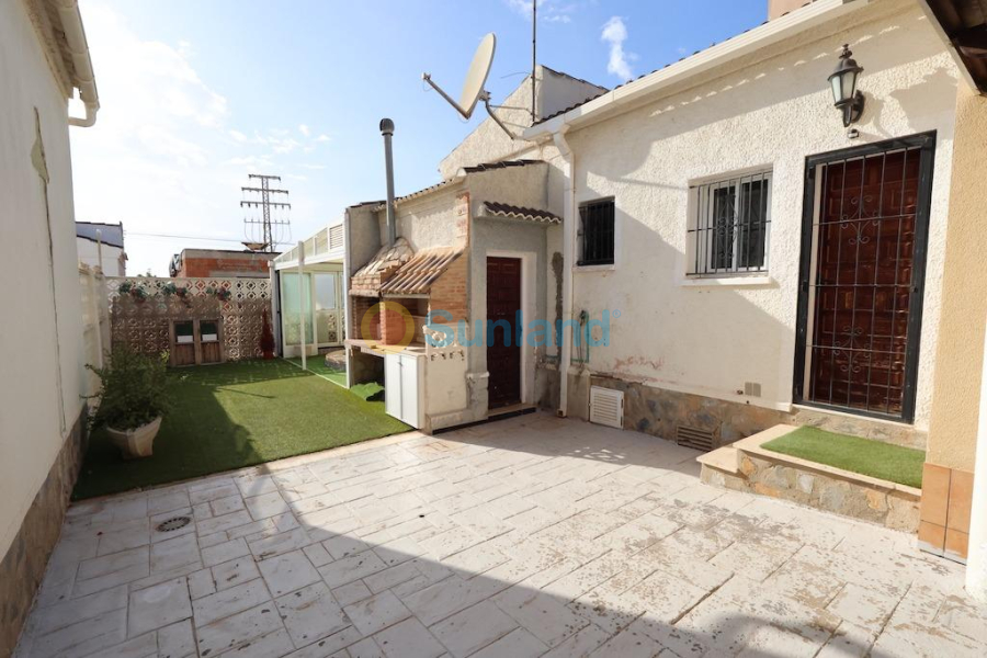 Resale - Villa - Torrevieja - La Siesta - El Salado - Torreta