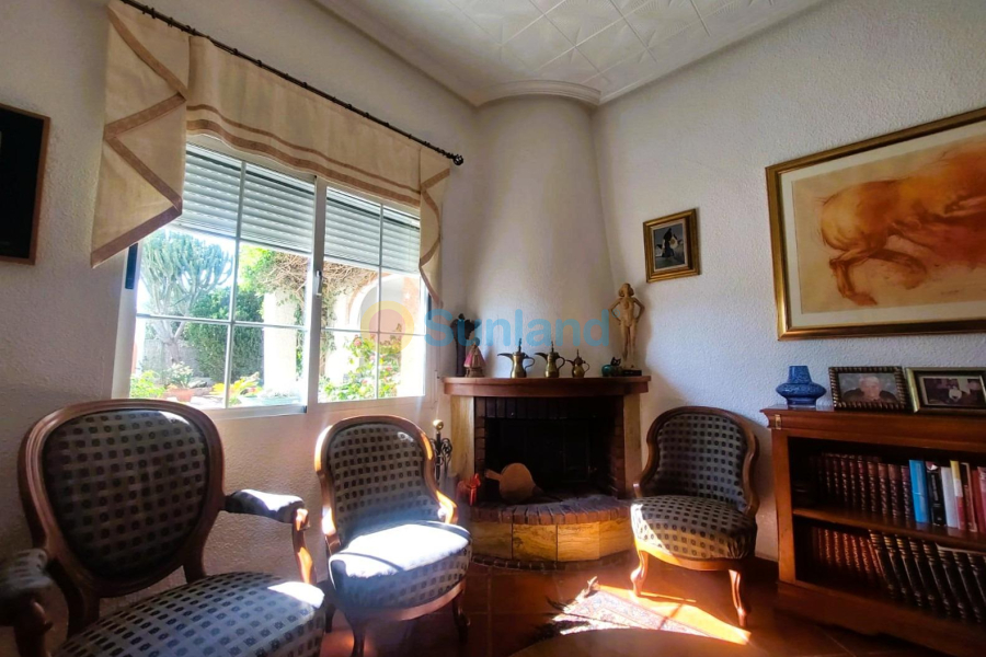 Resale - M - La Marina