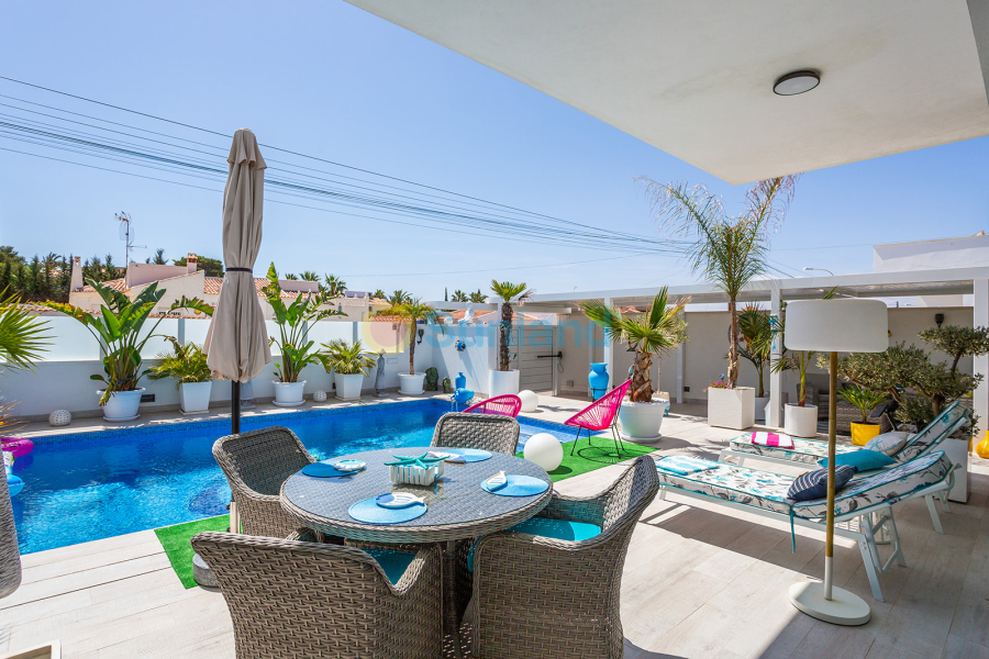 Resale - Villa - Torrevieja - La Siesta