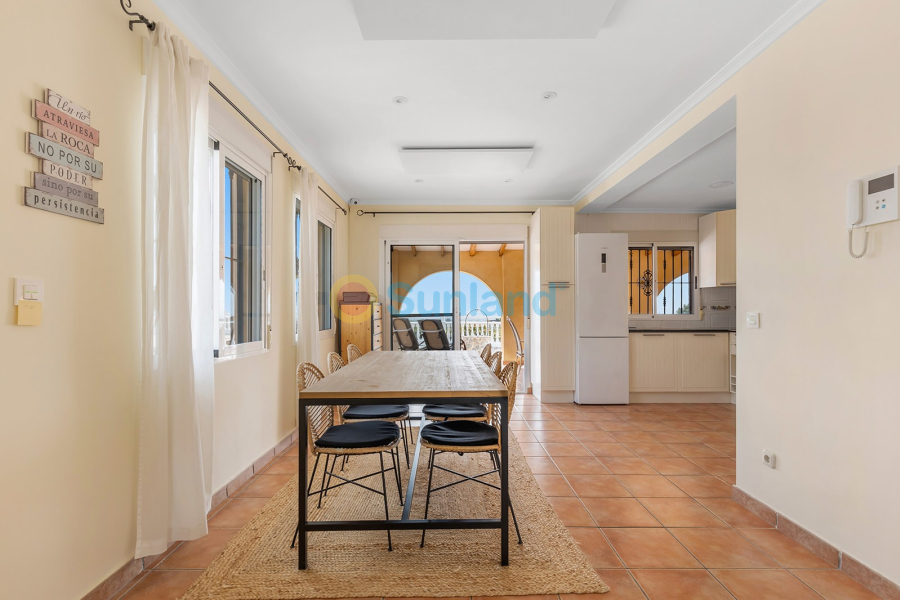Resale - Villa - Albatera