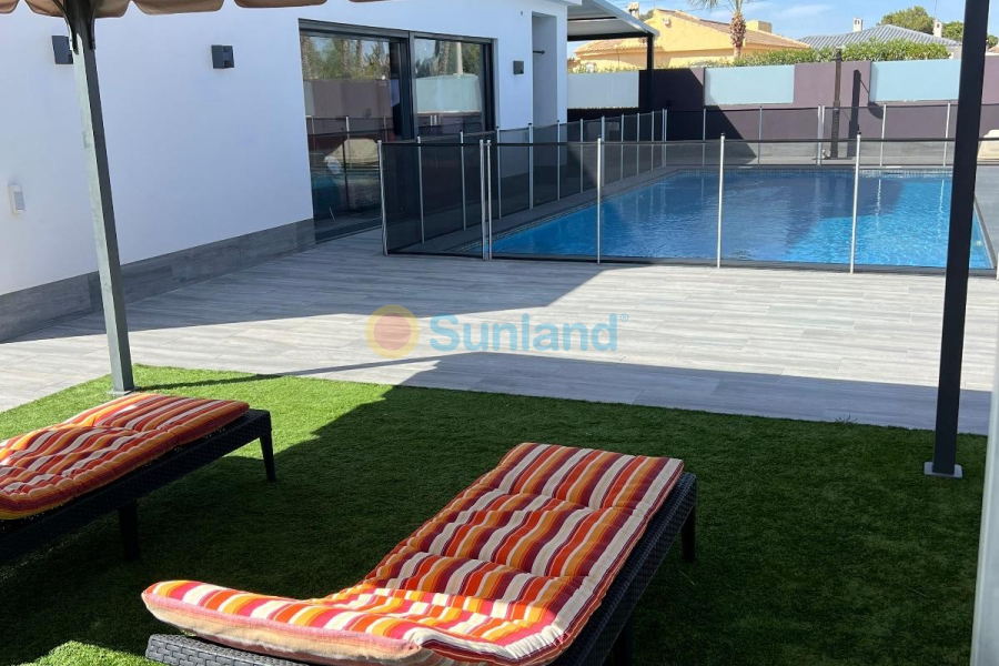 Resale - Villa - Torrevieja - 