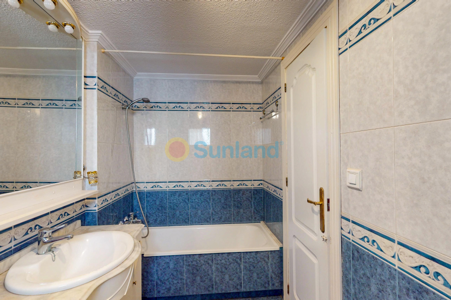 Resale - Apartamento - Torrevieja - Acequion