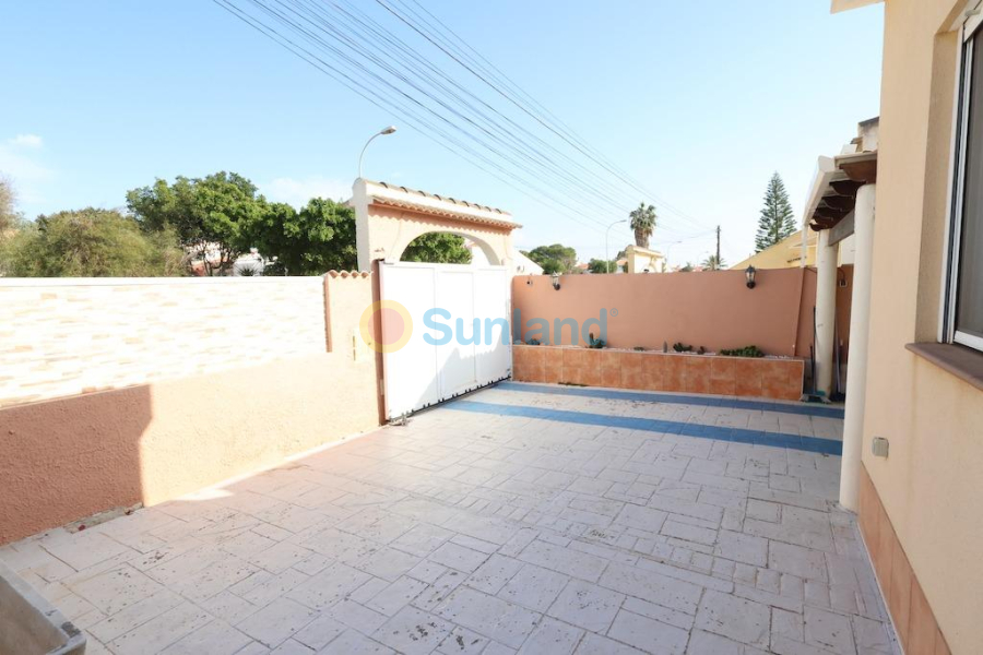 Resale - Villa - Torrevieja - La Siesta - El Salado - Torreta