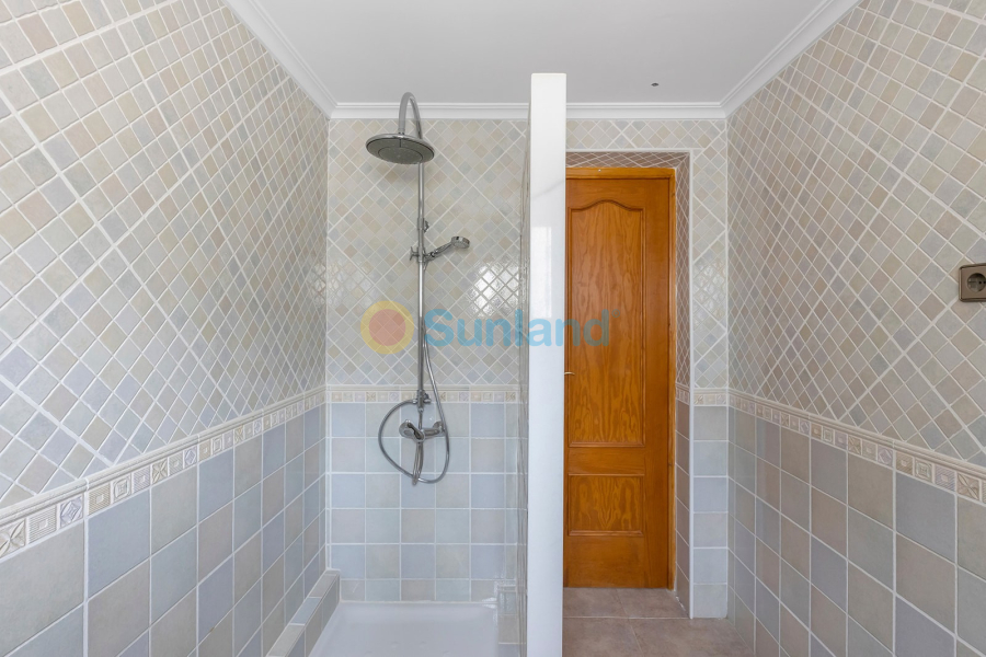 Resale - Villa - Albatera